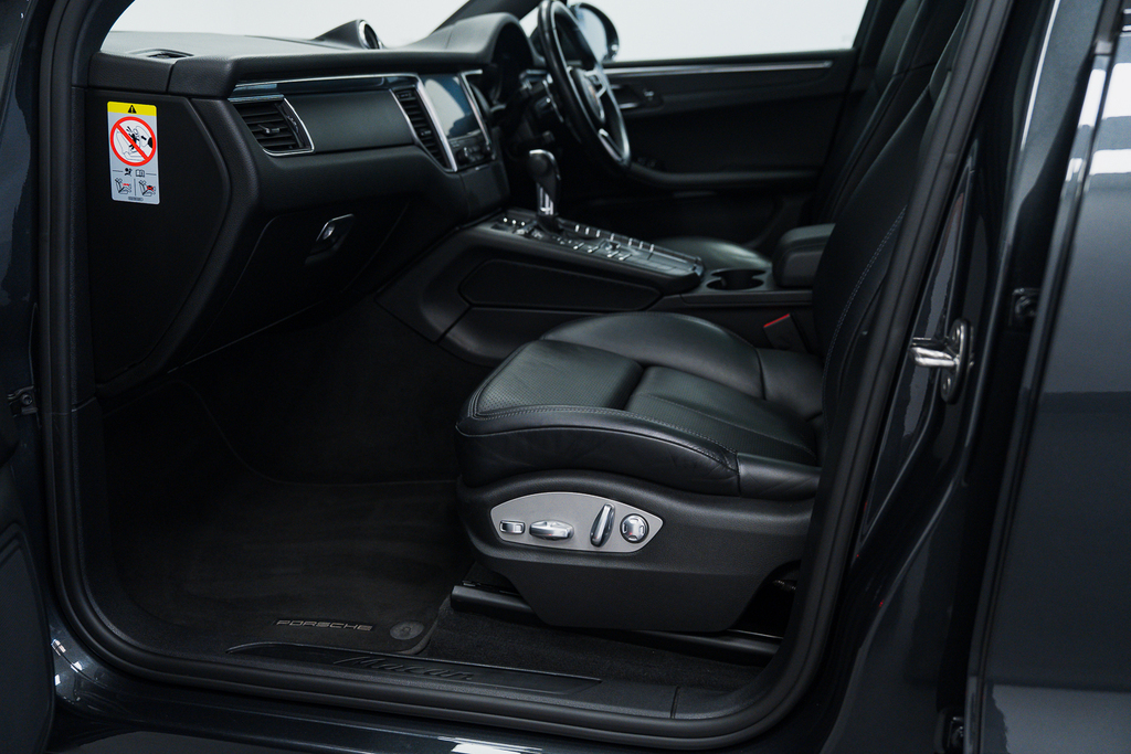 Porsche Macan 2L Null Black #46