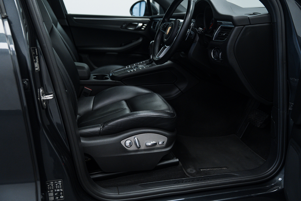 Porsche Macan 2L Null Black #38