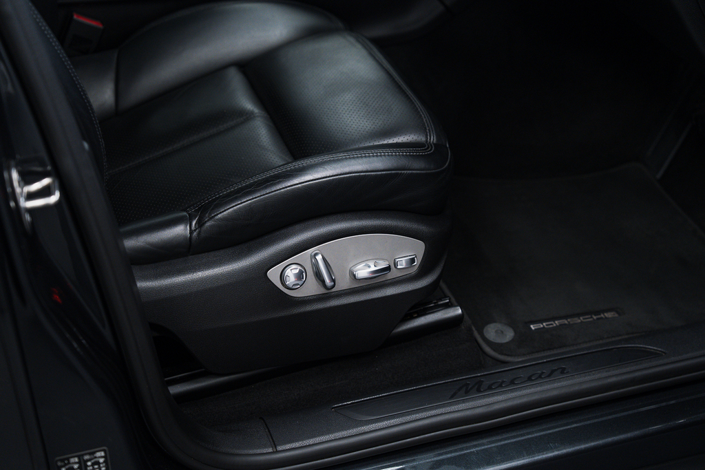 Porsche Macan 2L Null Black #52