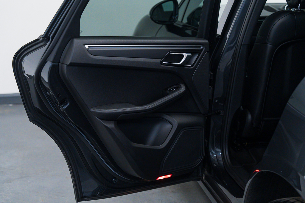 Porsche Macan 2L Null Black #57