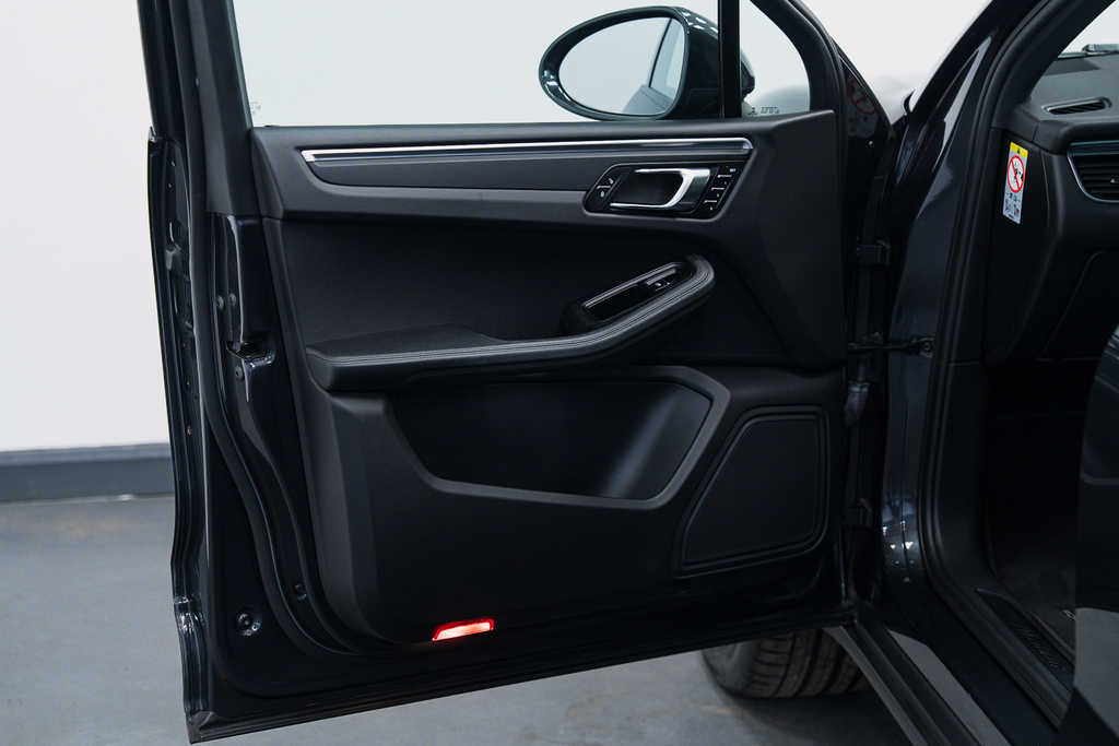 Porsche Macan 2L Null Black #48