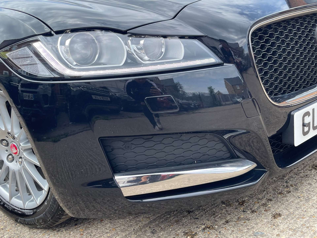 Jaguar XF Chequered Flag White #28