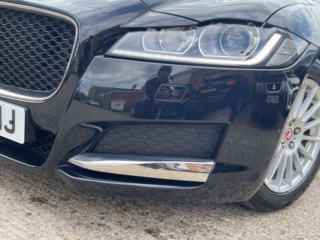 Jaguar XF Chequered Flag White #30