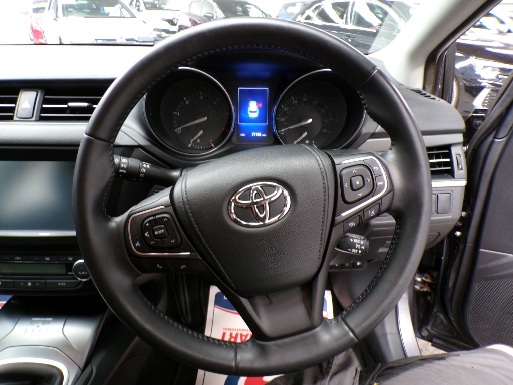 Toyota Avensis D-4d Excel White #18