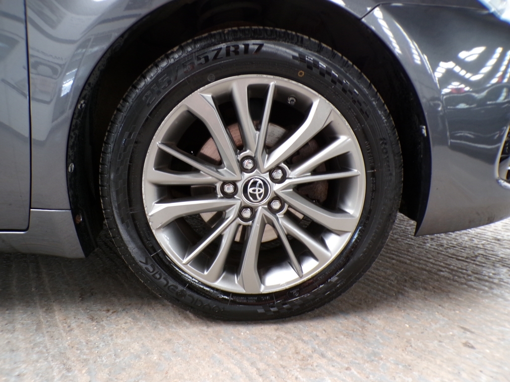 Toyota Avensis D-4d Excel White #8