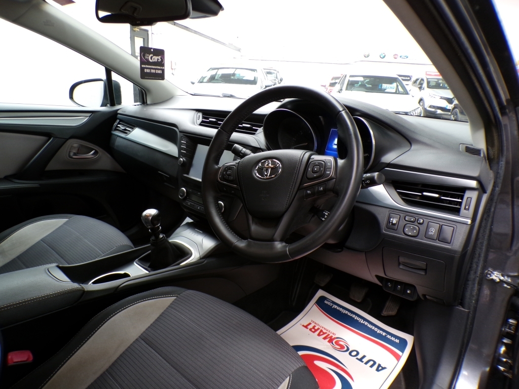 Toyota Avensis D-4d Excel White #17