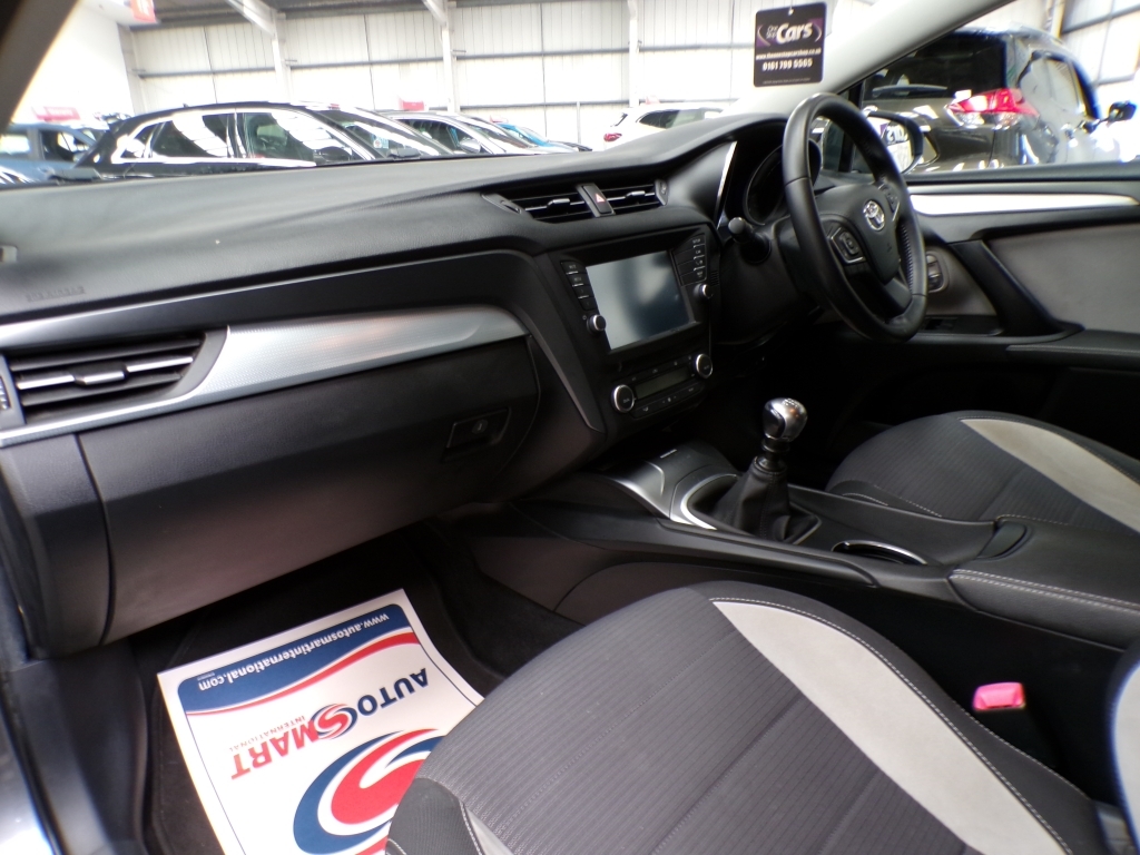 Toyota Avensis D-4d Excel White #14