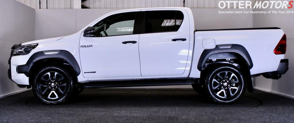 Toyota HILUX Pickup 2.8 D-4d Invincible X - Ulez Compliant SY22XWT White #3