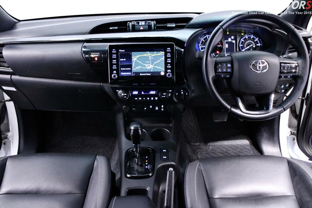 Toyota HILUX Pickup 2.8 D-4d Invincible X - Ulez Compliant SY22XWT White #2