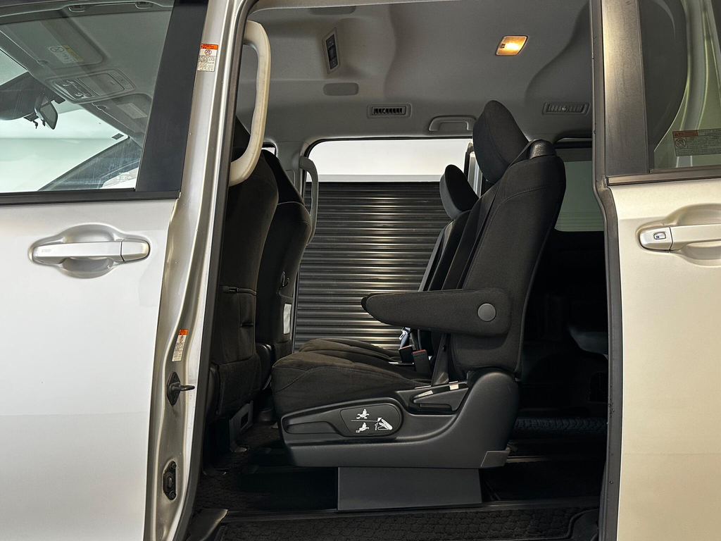 Toyota Noah Voxy Hybrid Zwr80 White #17