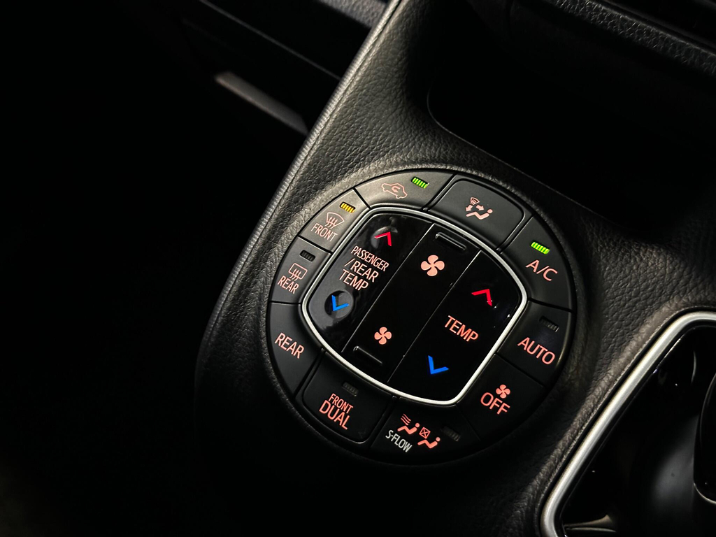 Toyota Noah Voxy Hybrid Zwr80 White #30