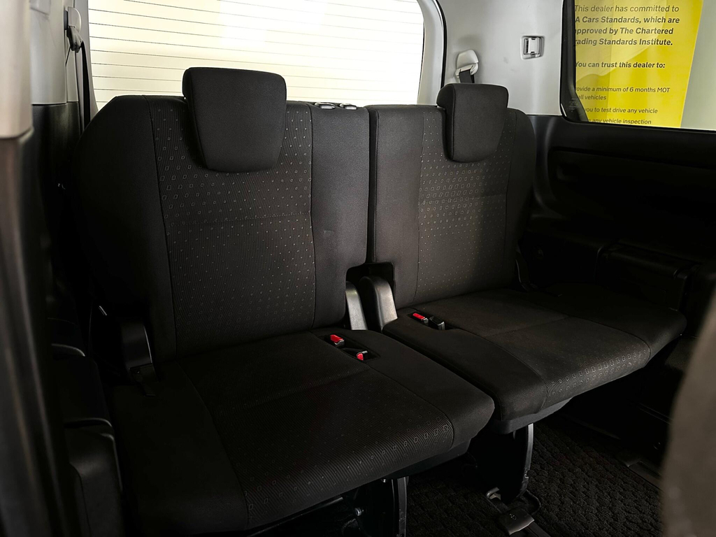 Toyota Noah Voxy Hybrid Zwr80 White #19