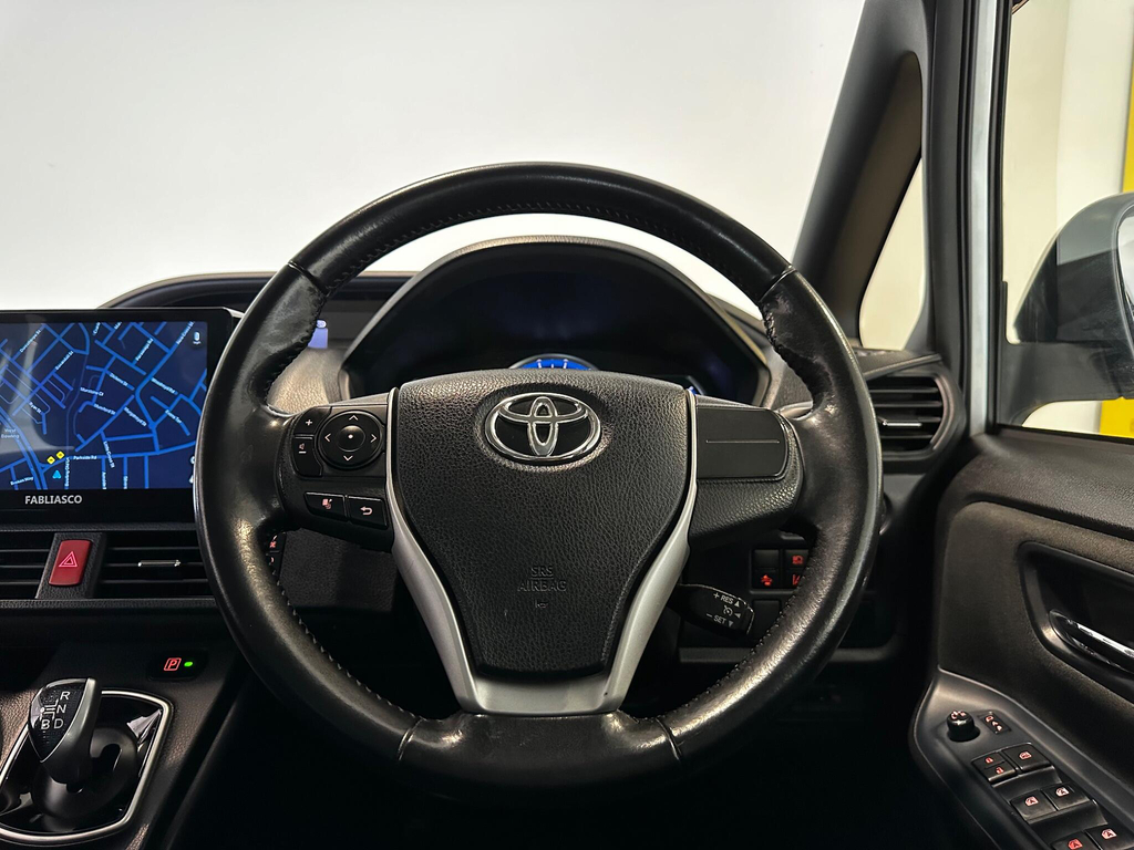 Toyota Noah Voxy Hybrid Zwr80 White #23