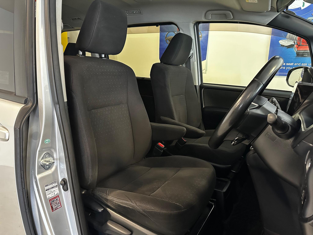 Toyota Noah Voxy Hybrid Zwr80 White #10