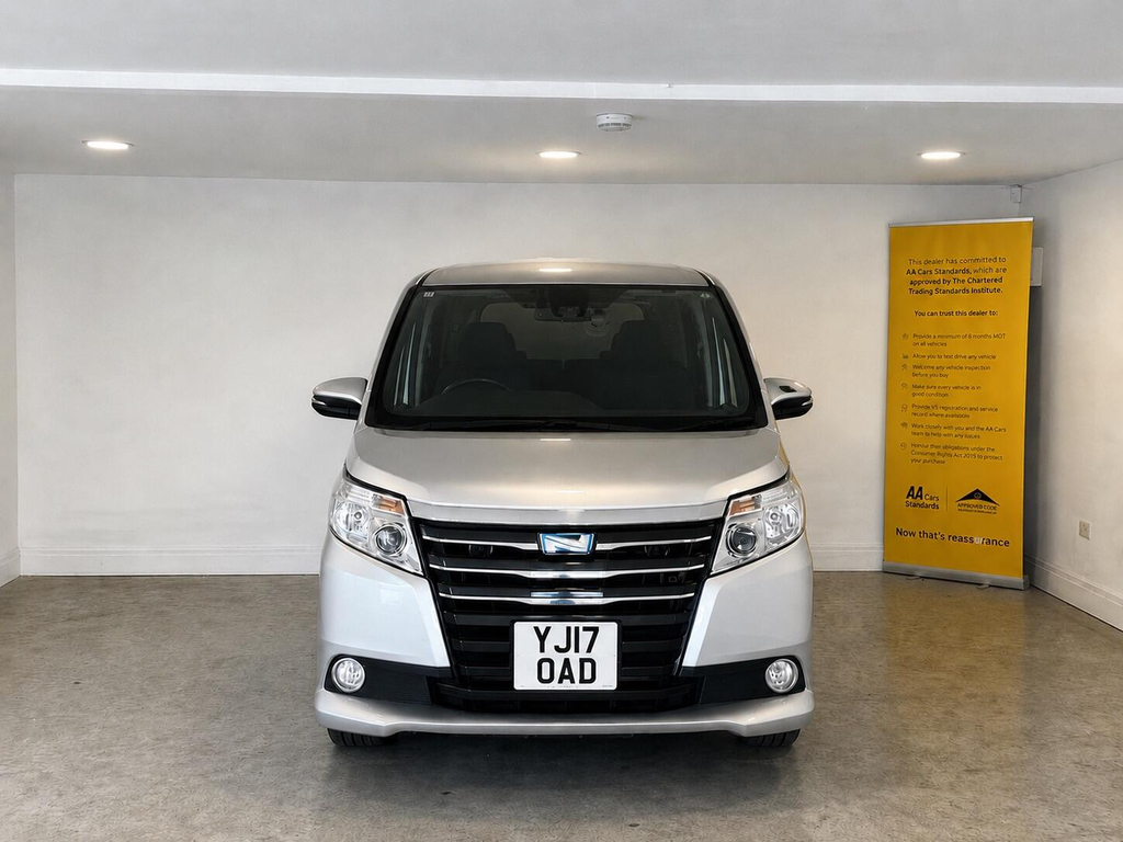 Toyota Noah Voxy Hybrid Zwr80 White #7