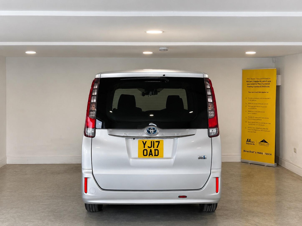 Toyota Noah Voxy Hybrid Zwr80 White #8