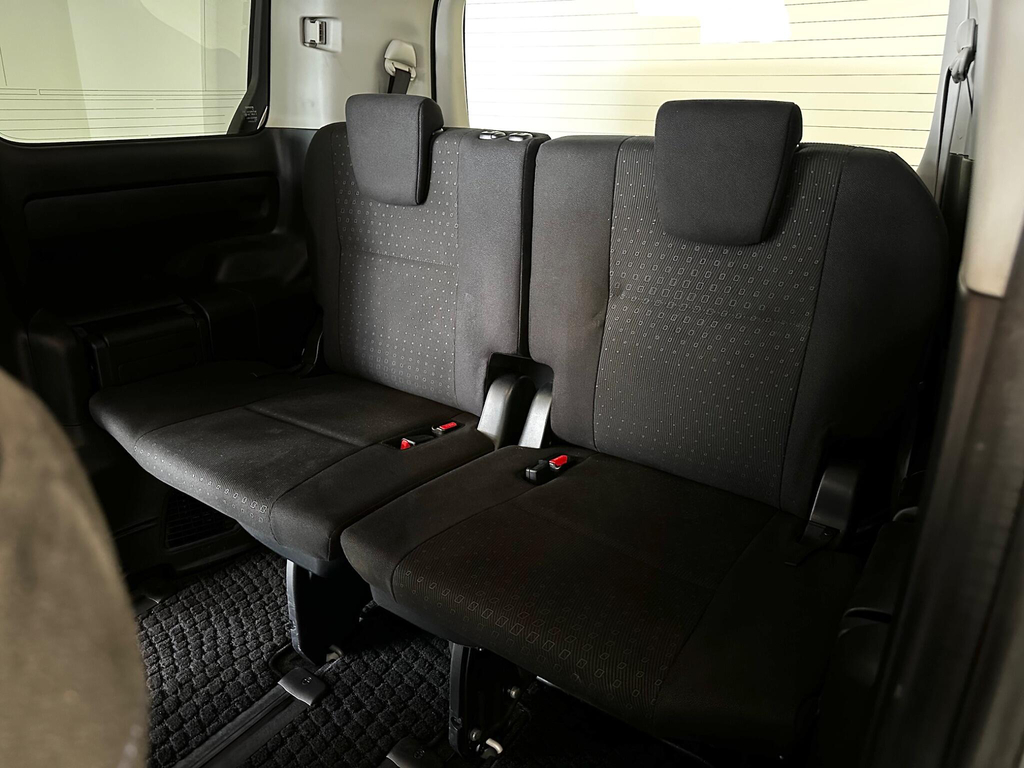 Toyota Noah Voxy Hybrid Zwr80 White #18