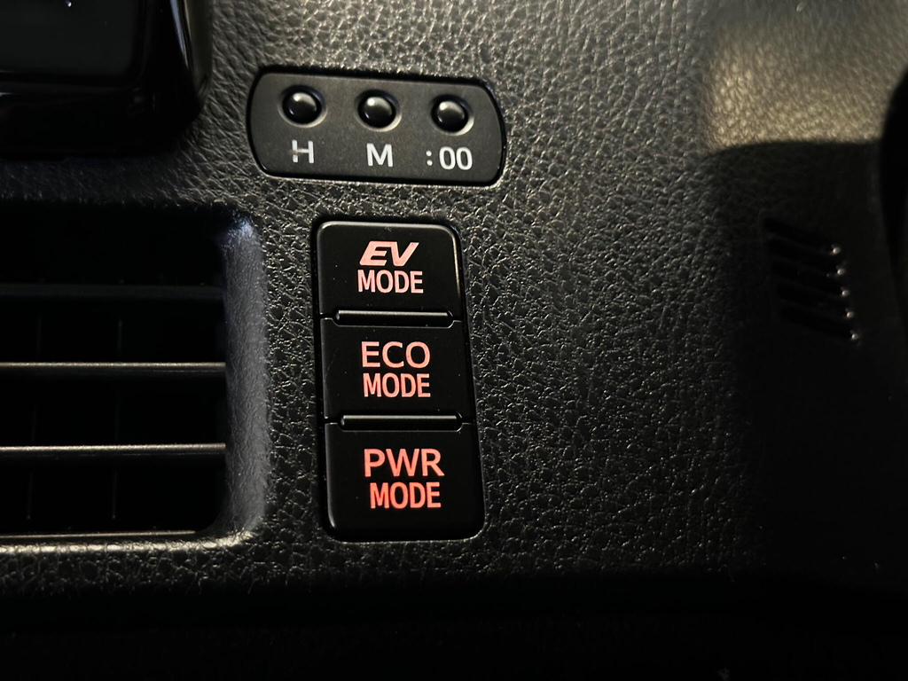 Toyota Noah Voxy Hybrid Zwr80 White #31