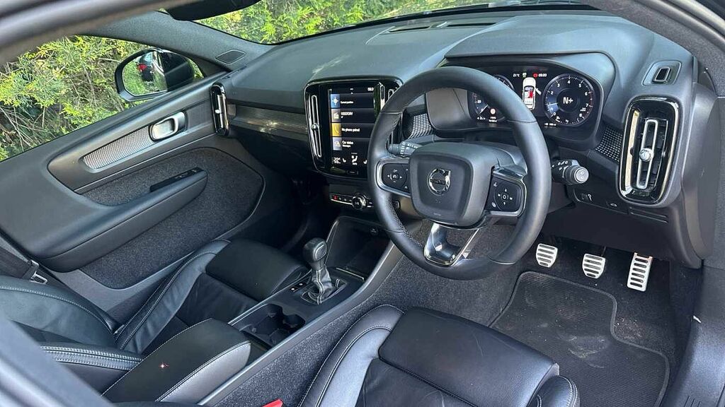 Volvo XC40 R-design, T3 Black #4