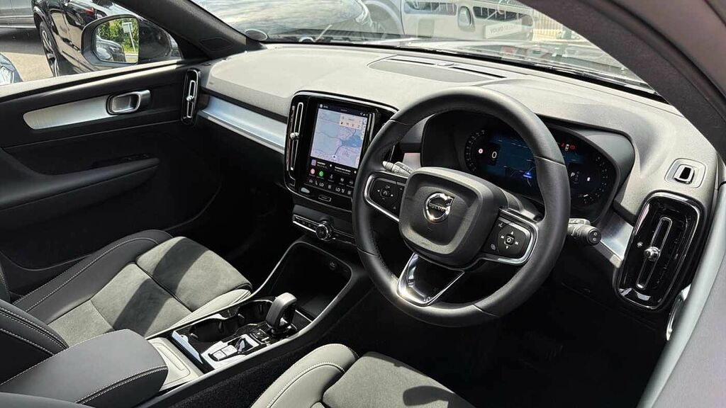 Volvo XC40 B4 P Plus Dark RV75VWL Black #4