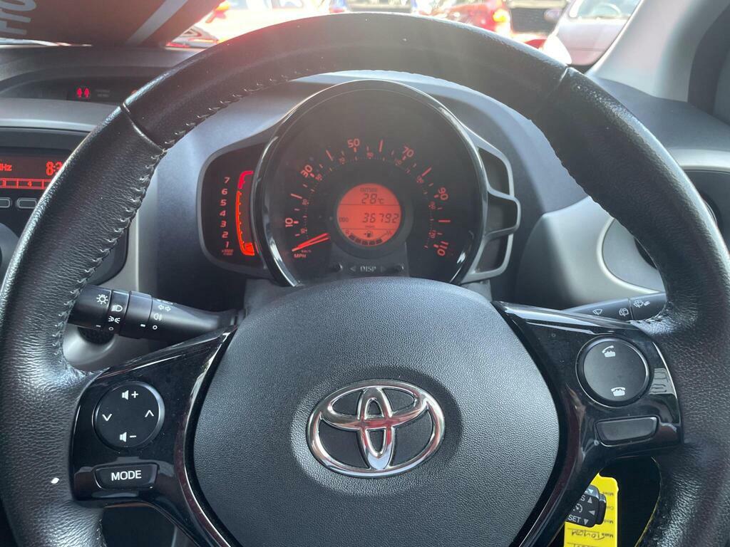 Toyota Aygo 1.0 Vvt-i X-play Euro 6 FX17OVT White #2