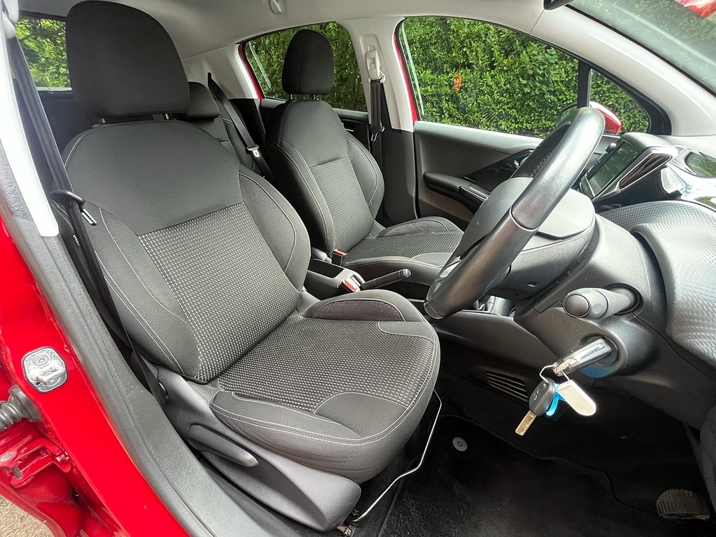 Peugeot 208 Tech Edition Red #4