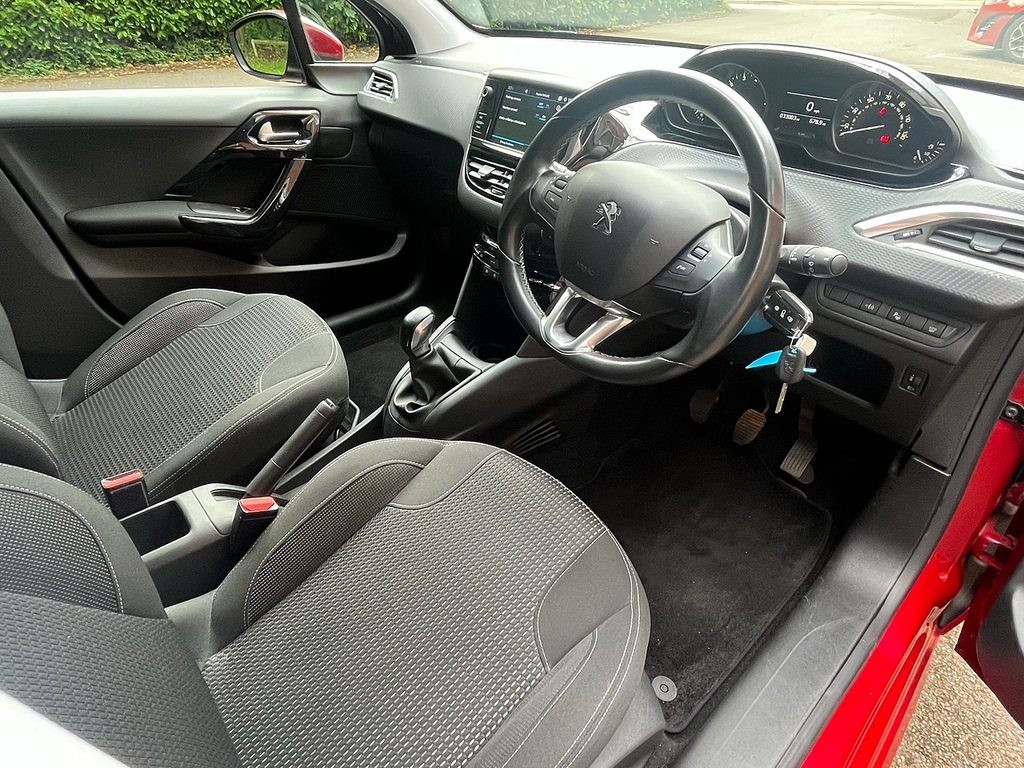 Peugeot 208 Tech Edition Red #5