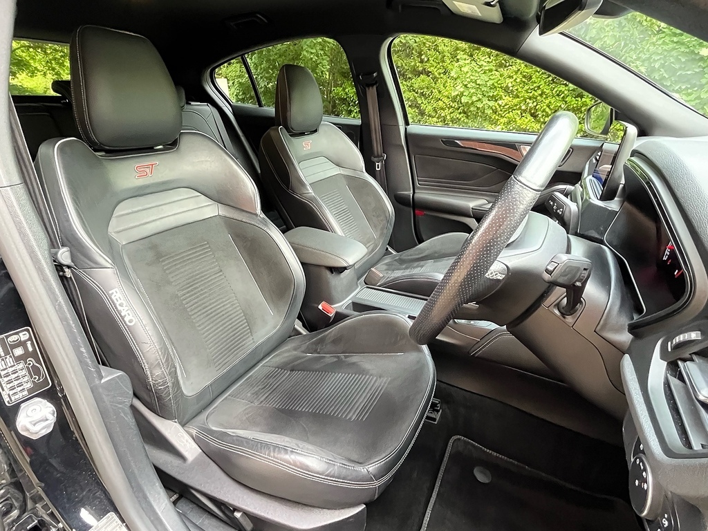 Ford Focus Hatchback HK69UBC Black #4