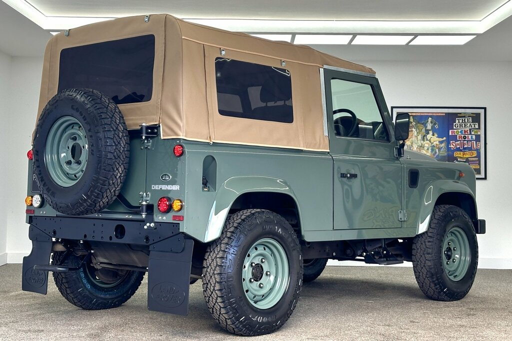 Land Rover Defender 2.2 Soft Top Heritage Green #2