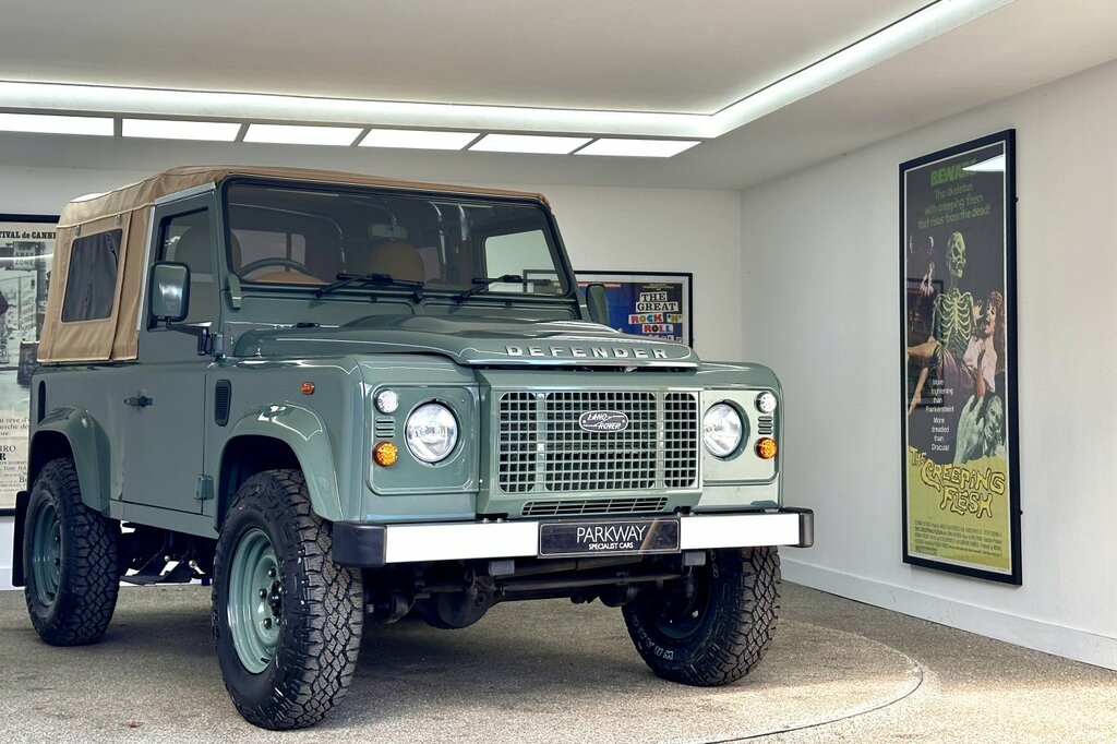 Land Rover Defender 2.2 Soft Top Heritage Green
