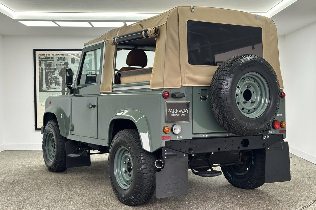 Land Rover Defender 2.2 Soft Top Heritage Green #4