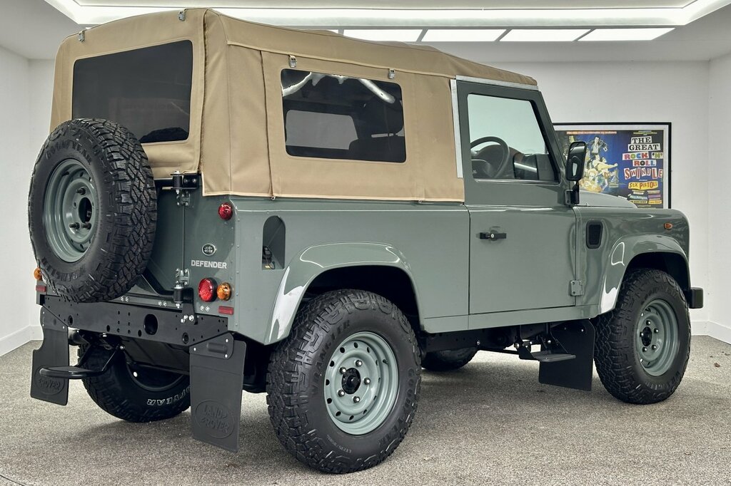 Land Rover Defender 2.2 Soft Top Heritage Green #2