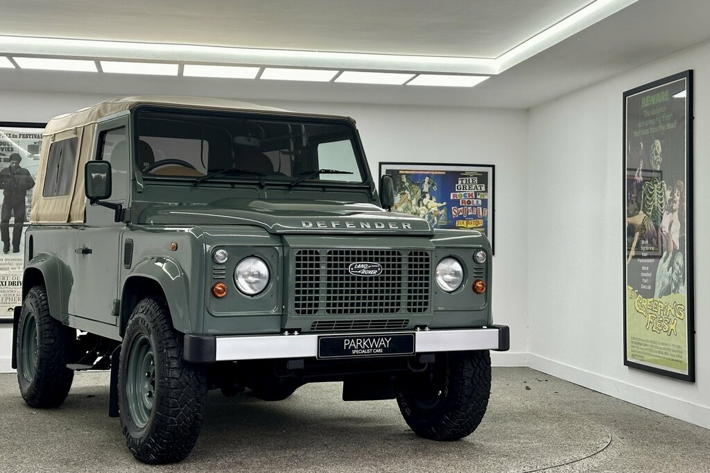 Land Rover Defender 2.2 Soft Top Heritage Green