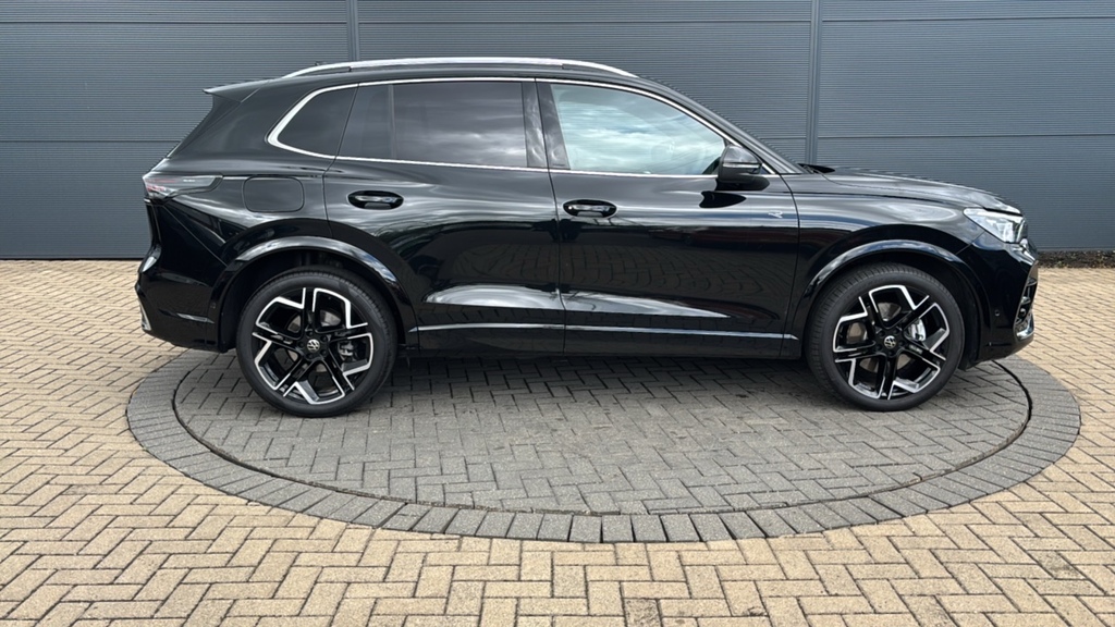 Volkswagen Tiguan 2.0 Tdi R-line Dsg 150 Ps FL75SVF Black #4
