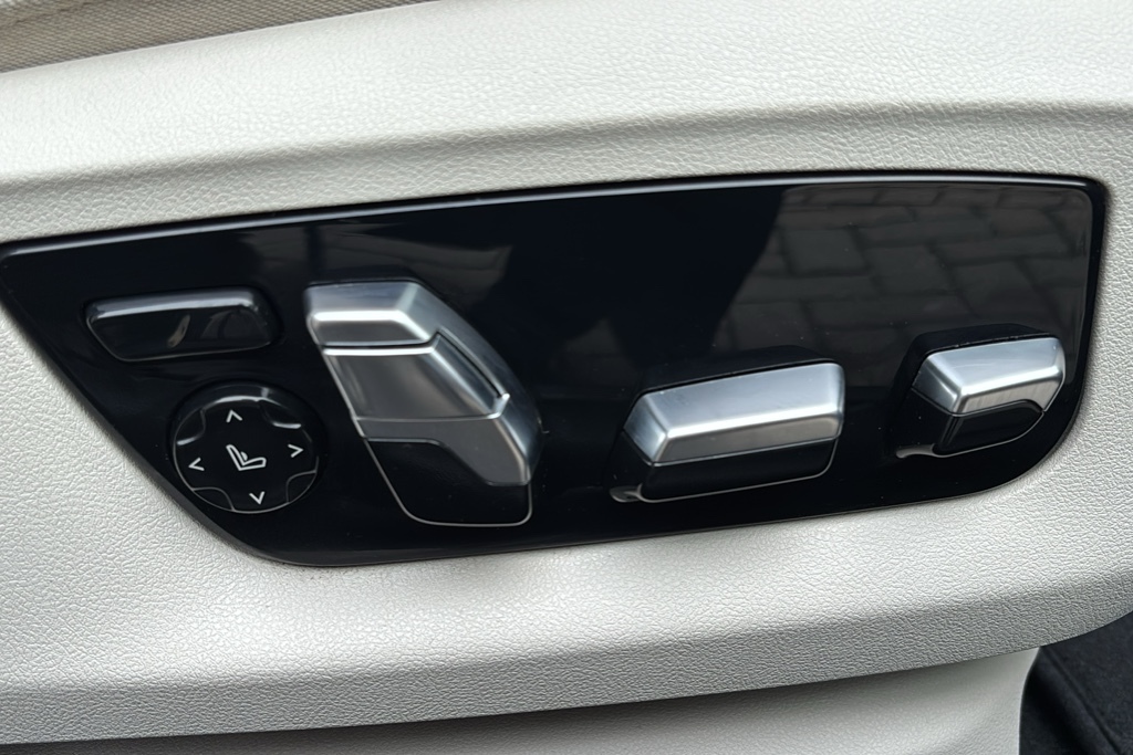 BMW 5 Series 530E M Sport White #25