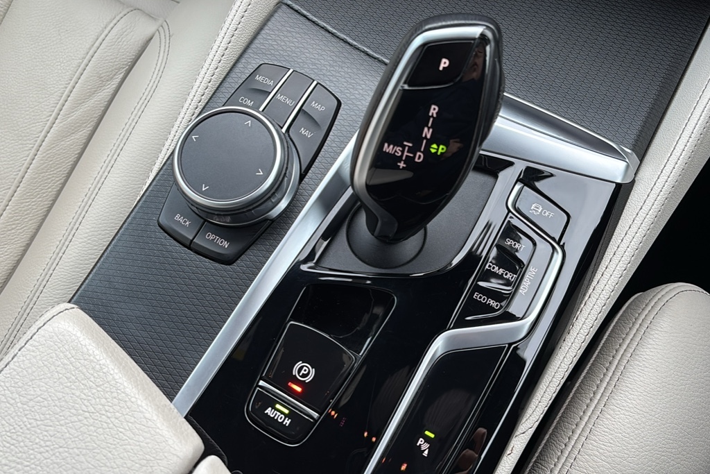 BMW 5 Series 530E M Sport White #23