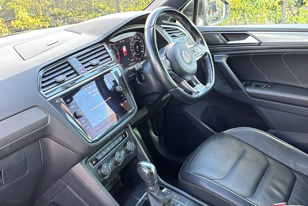 Volkswagen Tiguan 2.0 Tdi 150 R-line Dsg 150 Ps Black #2