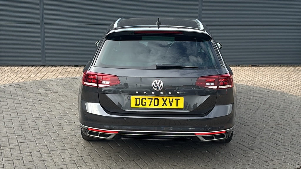 Volkswagen Passat Gte Advance White #9
