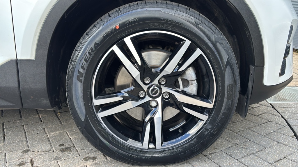 Volvo XC40 2.0 B4p Plus Dark Awd 197 Ps White #5