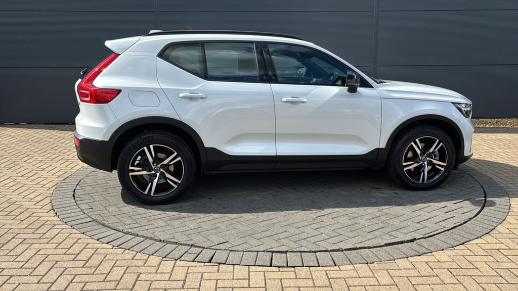 Volvo XC40 2.0 B4p Plus Dark Awd 197 Ps White #4