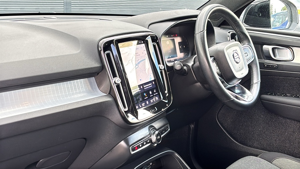 Volvo XC40 2.0 B4p Plus Dark Awd 197 Ps White #2