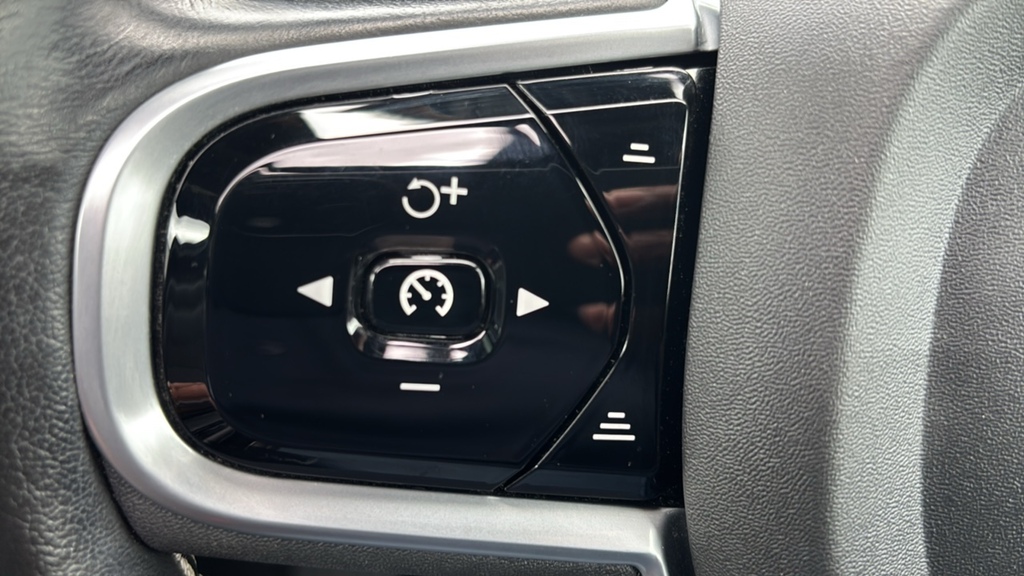 Volvo XC90 R-design White #25