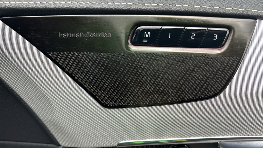 Volvo XC90 R-design White #18