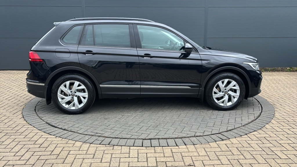Volkswagen Tiguan 2.0 Tdi Life 150 Ps Black #4