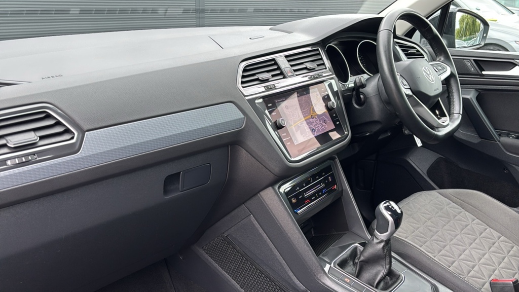 Volkswagen Tiguan 2.0 Tdi Life 150 Ps Black #2