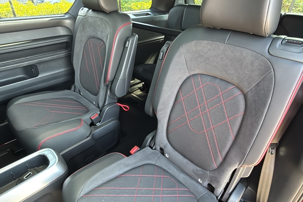 Volkswagen ID.Buzz Pro 79Kwh Gtx Mpv 4Motion Red #8