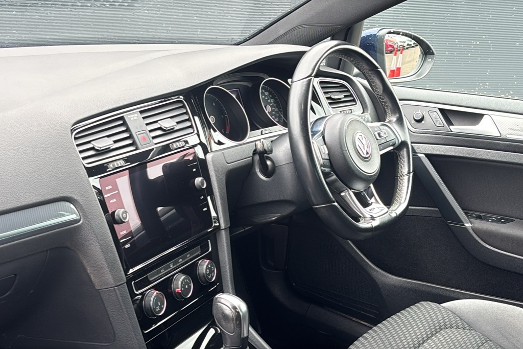 Volkswagen Golf 2.0 Tdi R-line Dsg 150 Ps KP69OTD White #2