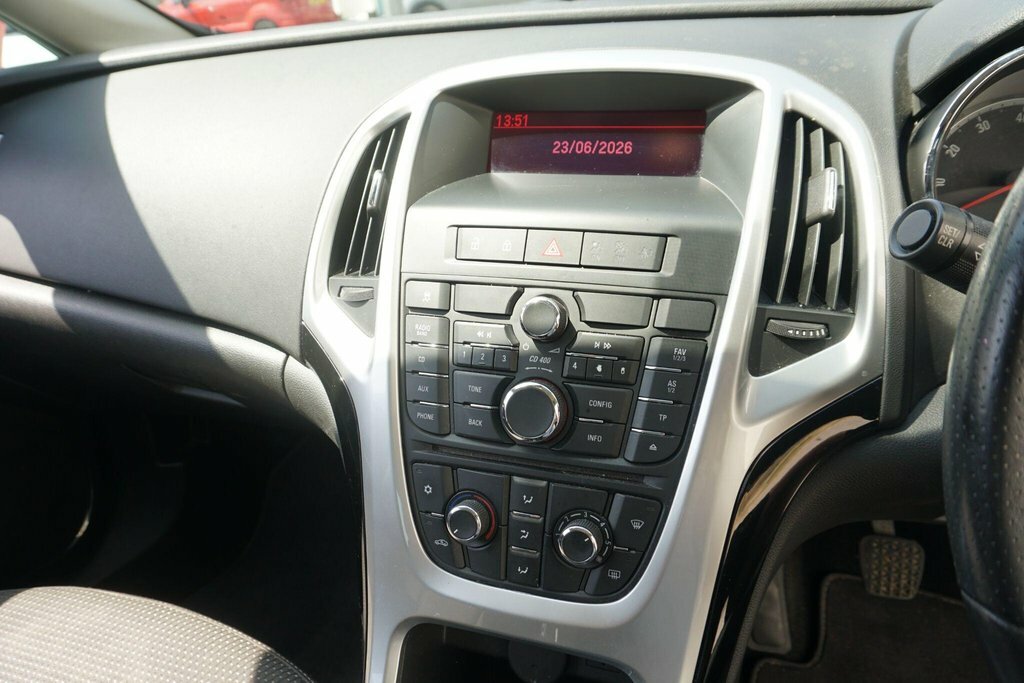 Vauxhall Astra Hatchback 1.4 16V Excite Euro 5 201261 White #11