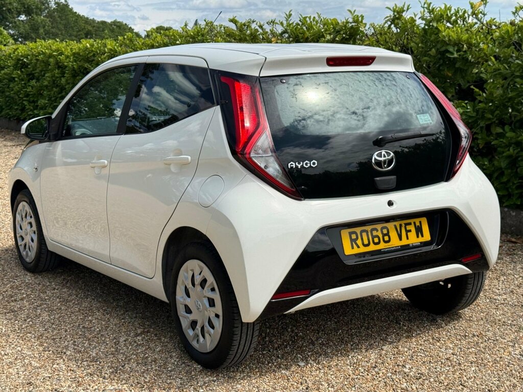 Toyota Aygo 1.0 Vvt-i X-play Euro 6 RO68VFW White #4