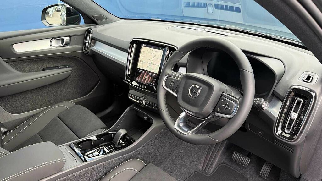 Volvo XC40 B3 161Bhp Plus Dark Mild Hybrid - Rear Parking BL26KLK  #4